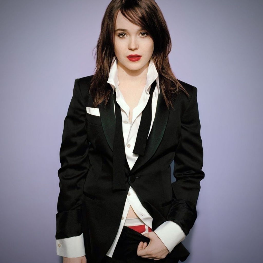 Молодая актриса  Эллен Пейдж в стильном костюме