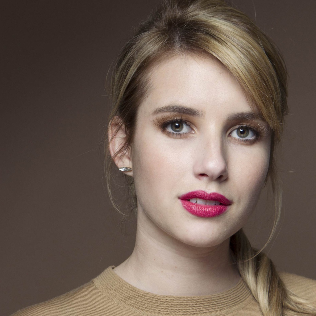 Молодая актриса Эмма Робертс с розовыми губами 