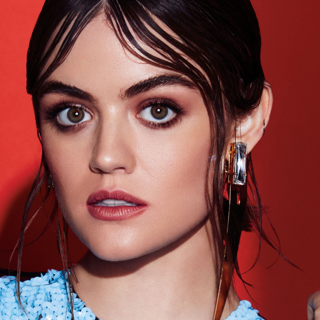 Молодая актриса Люси Хейл, фото на красном фоне