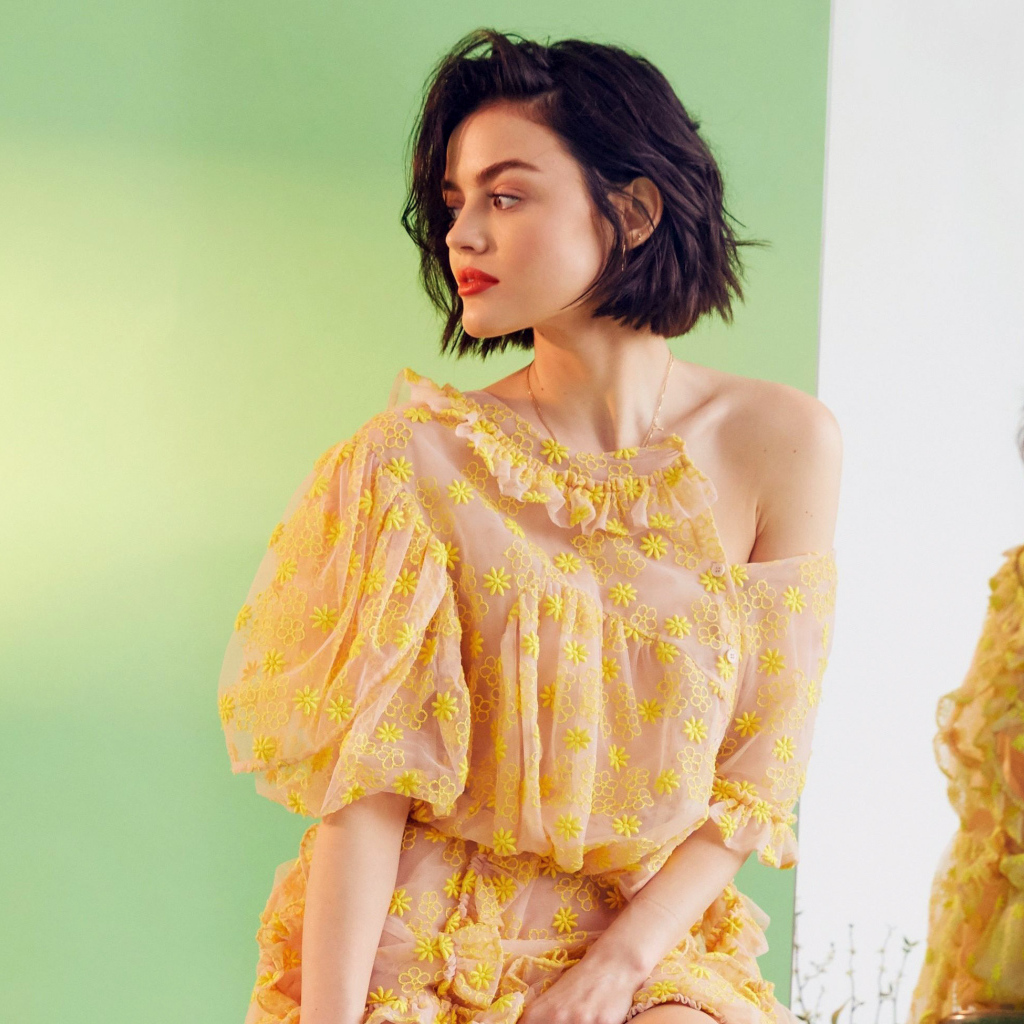 Молодая актриса Люси Хейл в красивом платье отражается в зеркале