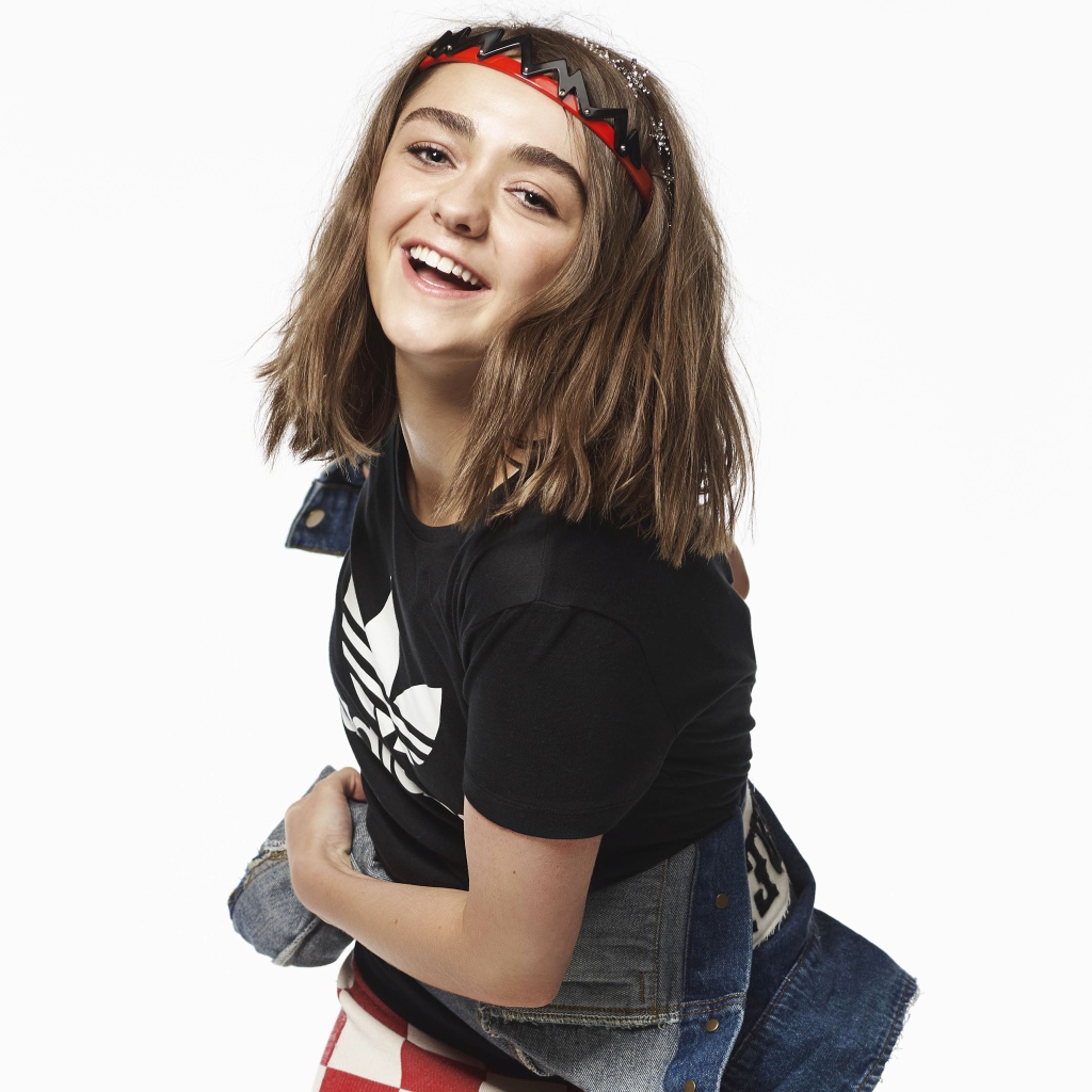 Молодая актриса  Maisie Williams,  фото на белом фоне 