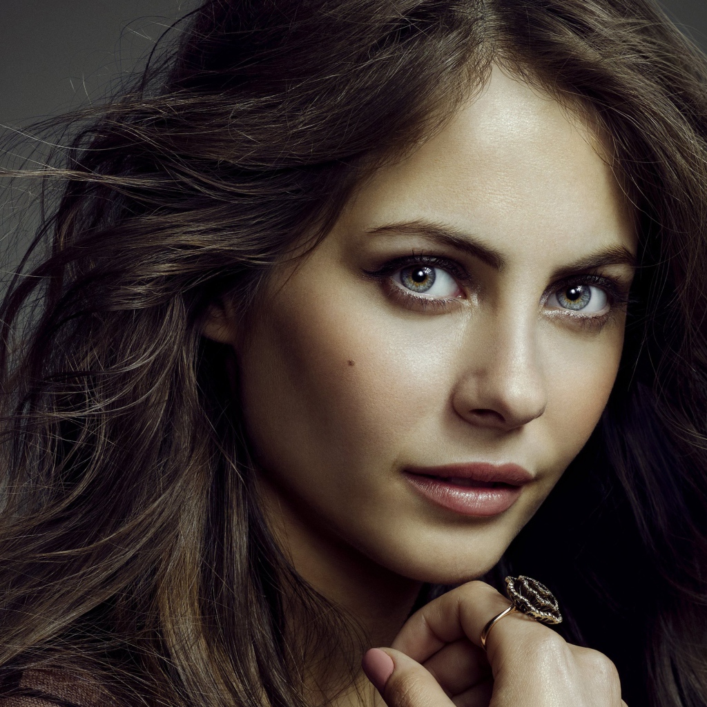 Молодая актриса Уилла Холланд с красивыми глазами