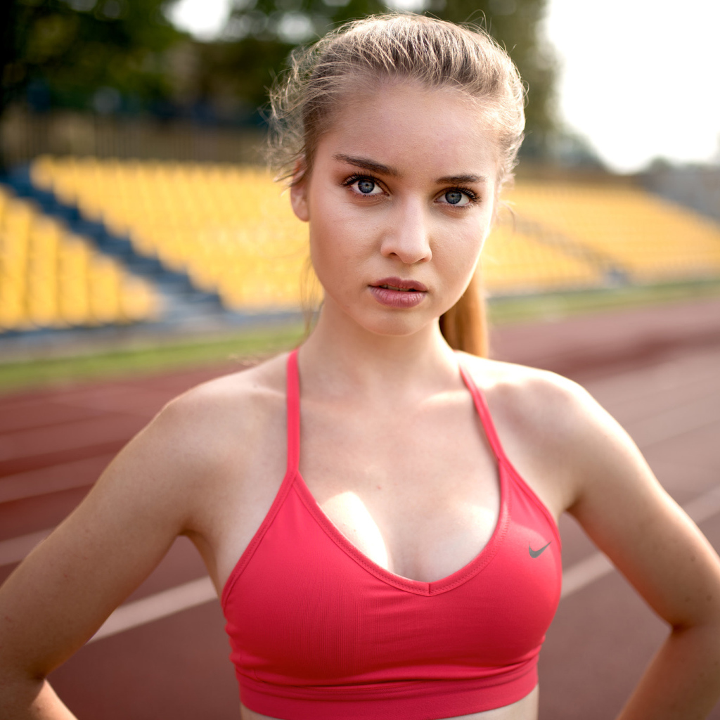 Молодая спортивная девушка занимается бегом