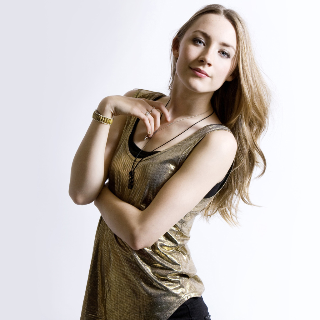 Молодая красивая актриса Сирша Ронан, фото на белом фоне 