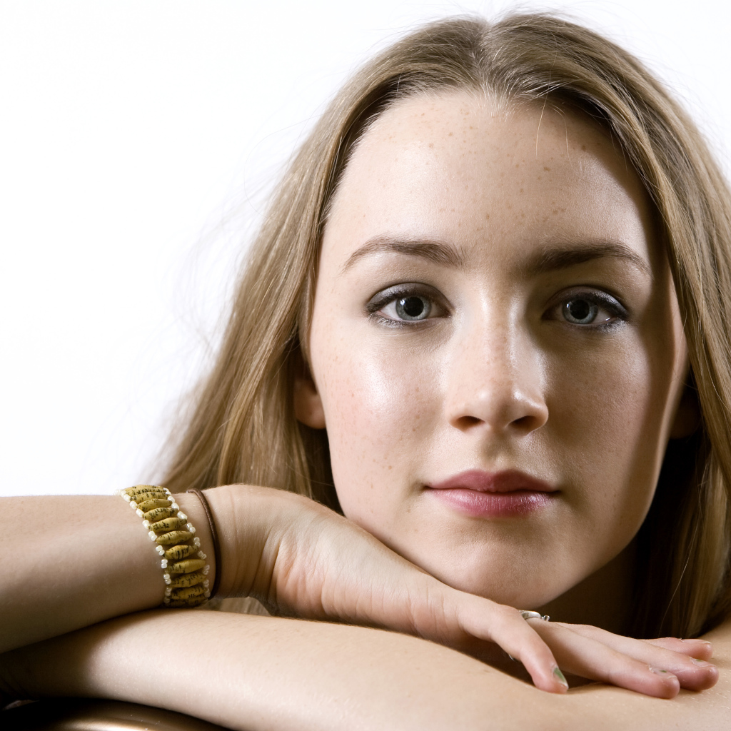 Молодая красивая актриса Сирша Ронан фото на белом фоне