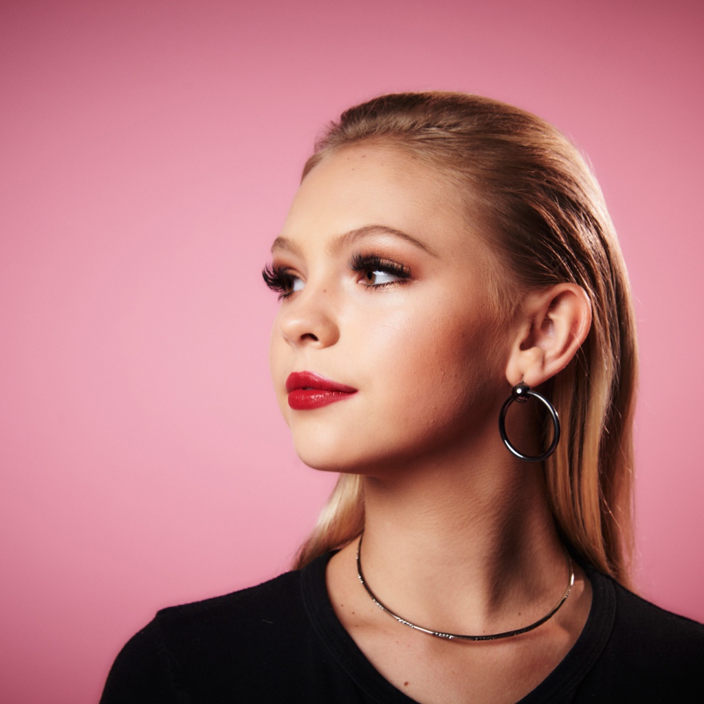 Молодая блондинка актриса Джордин Джонс