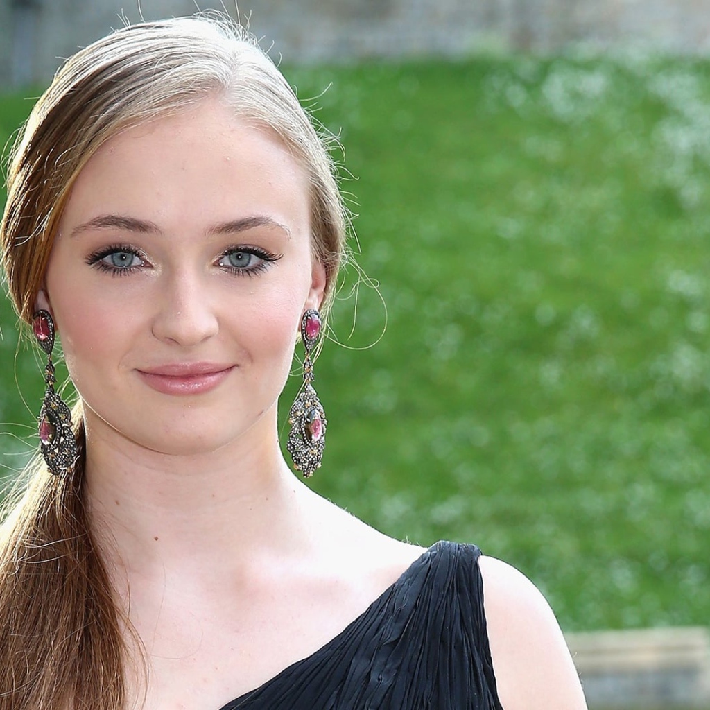 Молодая голубоглазая актриса Софи Тёрнер 