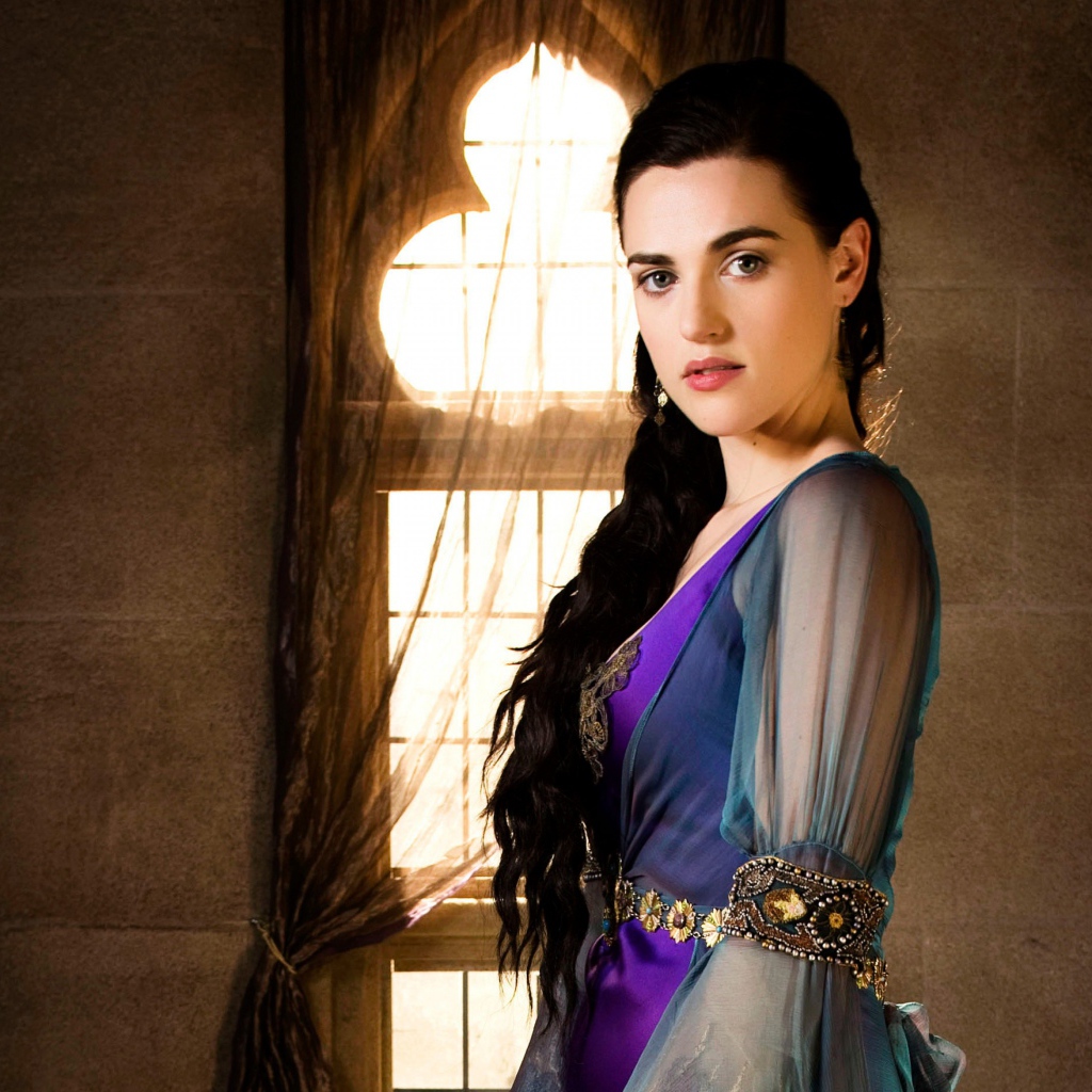 Молодая брюнетка актриса Кэти Макграт в красивом платье