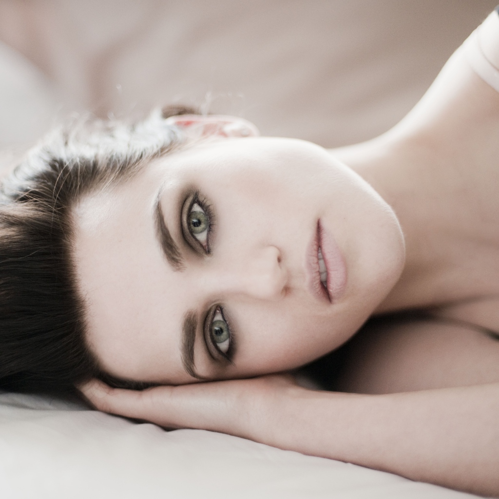 Молодая нежная актриса Кэти Макграт