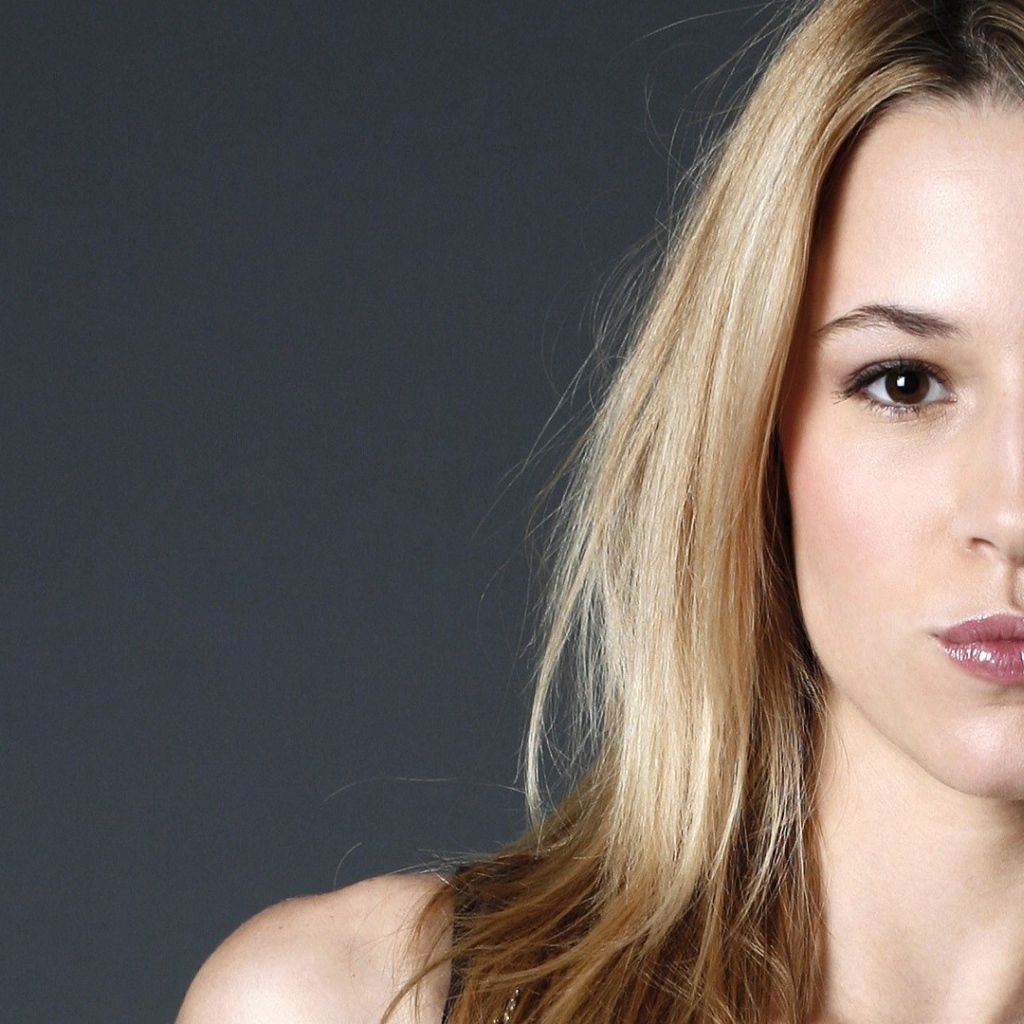 Молодая девушка израильская актриса Алона Тал