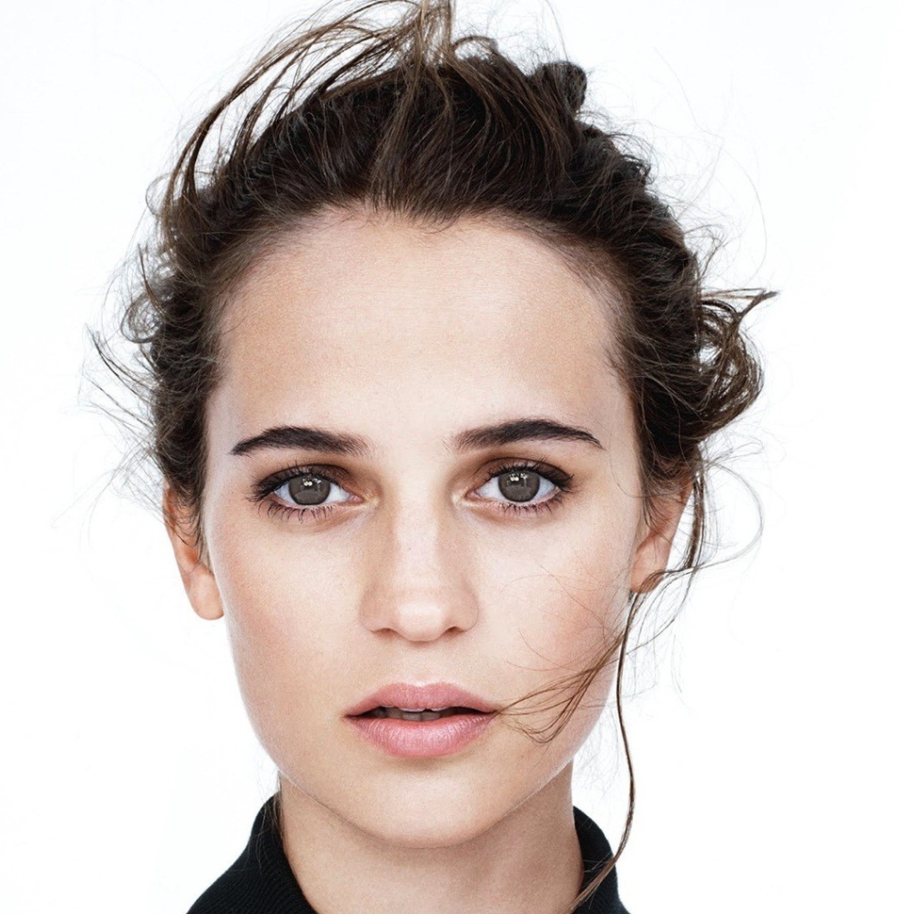 Молодая девушка актриса Алисия Викандер, фото на белом фоне 