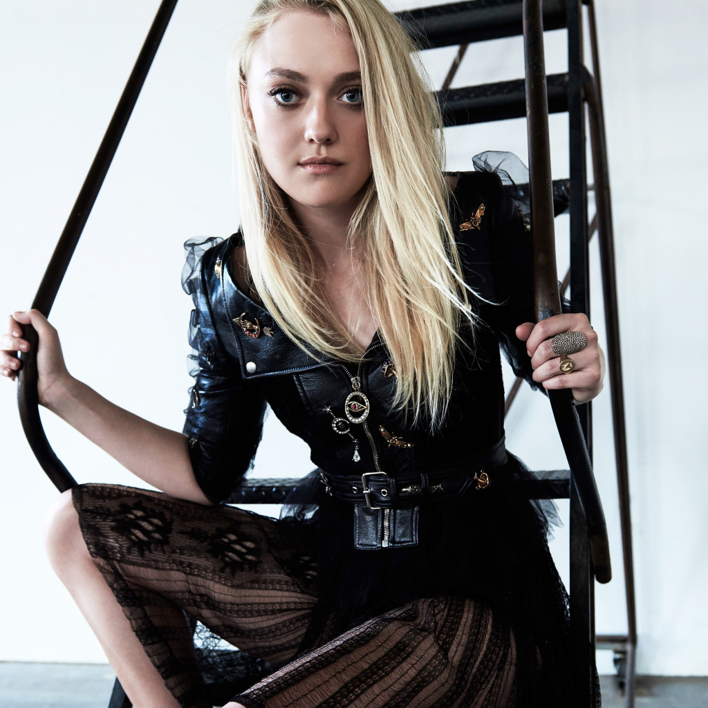 Молодая девушка блондинка актриса Дакота Фэннинг