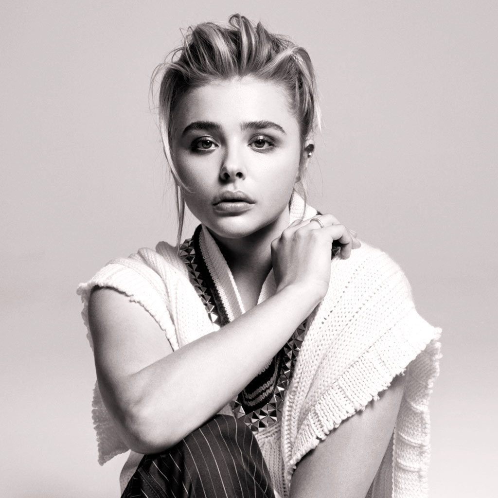 Молодая популярная актриса Хлоя Грейс Морец черно белое фото 