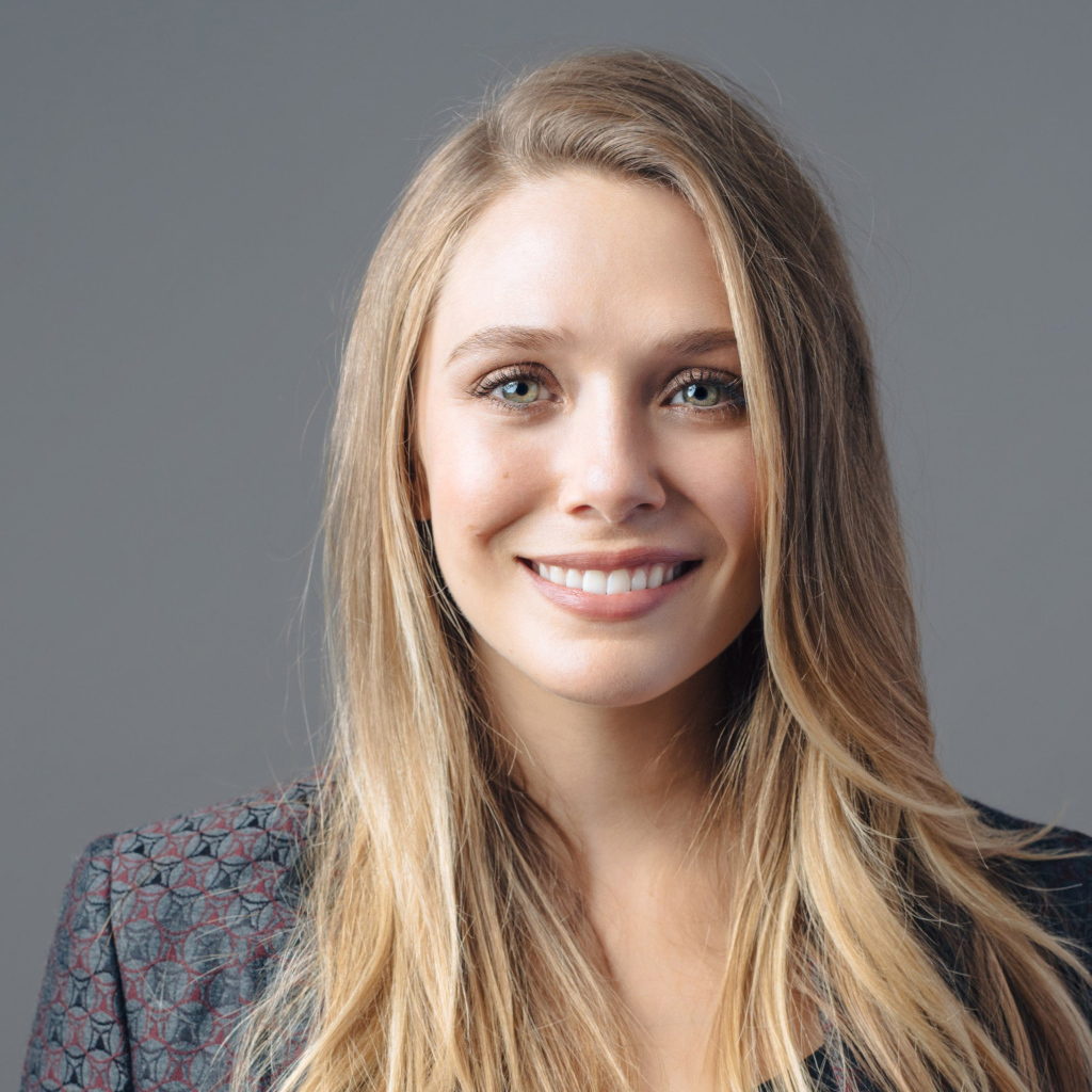 Молодая улыбающаяся актриса Элизабет Олсен