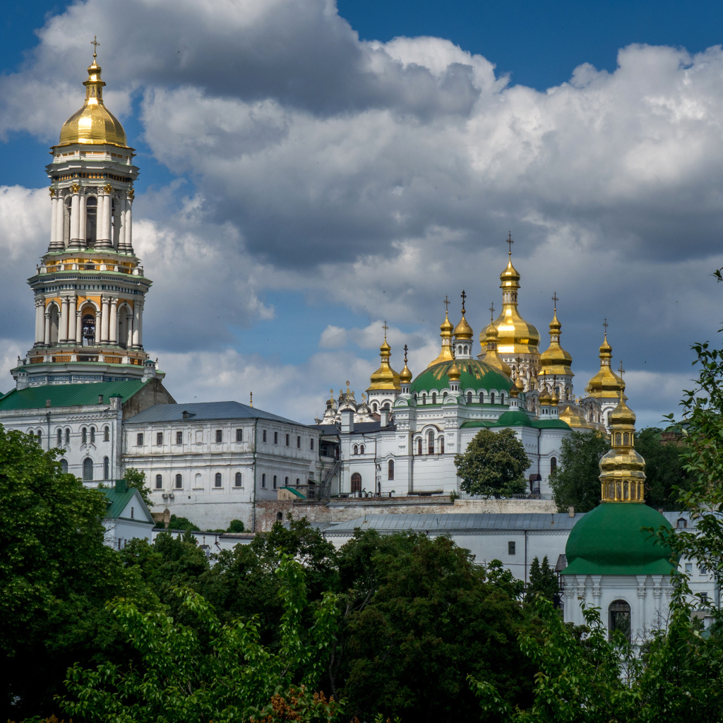 Красивая Киево-Печерская лавра на фоне облаков,  Киев. Украина 