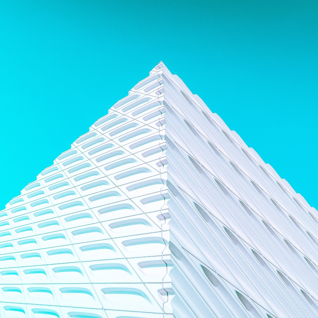 3д пирамида на голубом фоне
