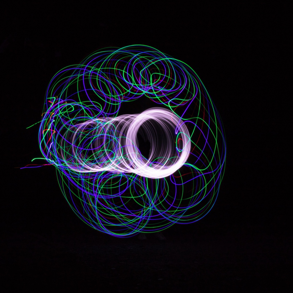 Разноцветные неоновые круги на черном фоне