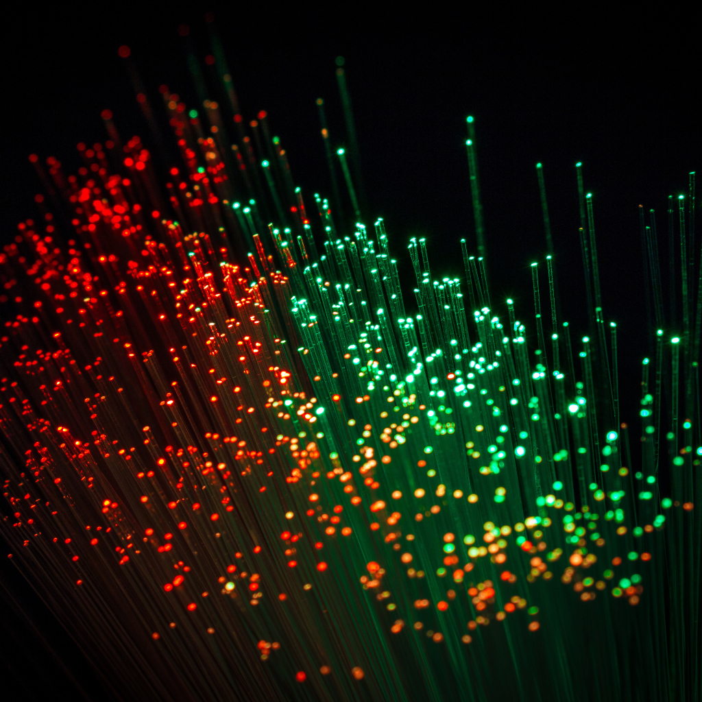 Оптические красные и зеленые линии на сером фоне 