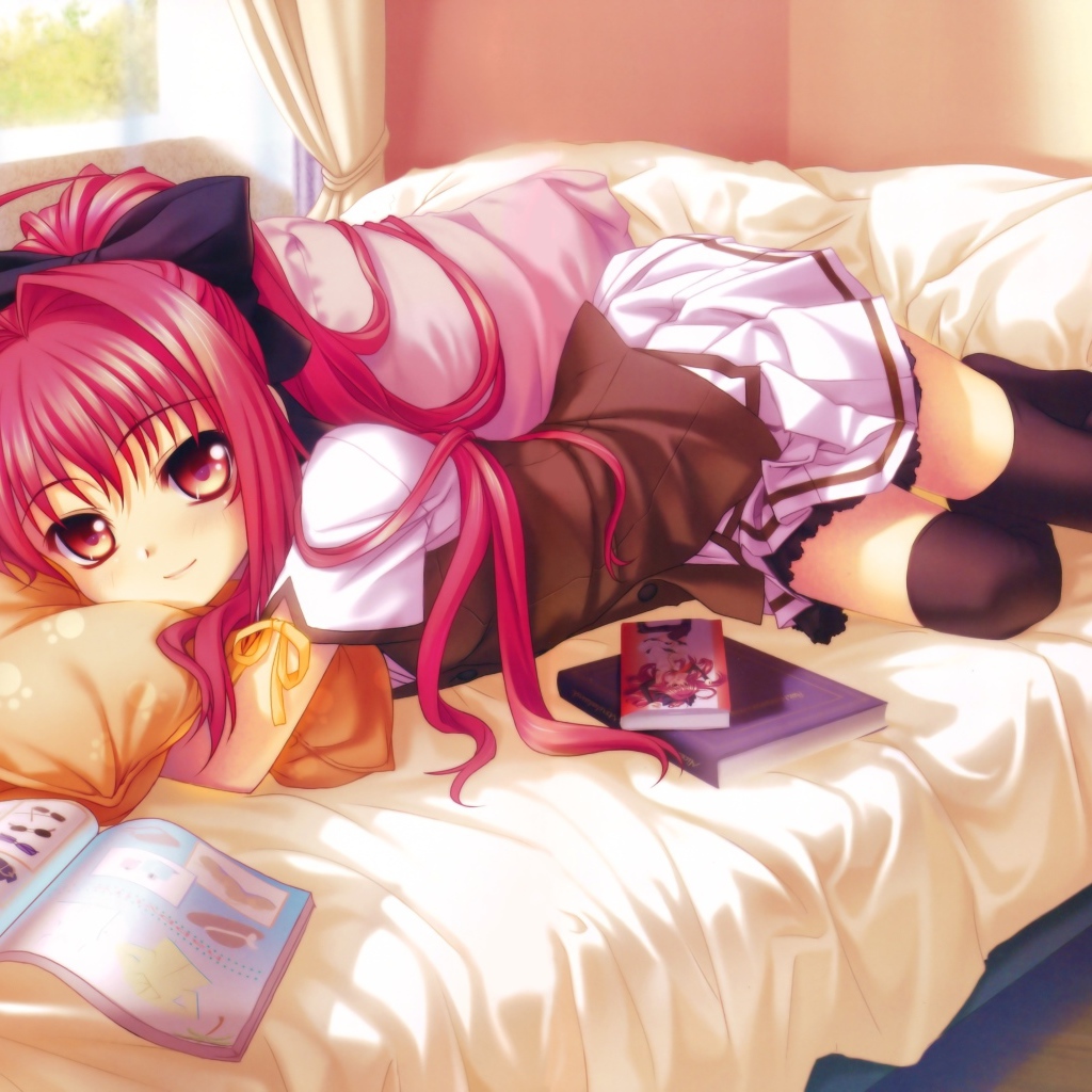 Девушка аниме с книгами лежит на диване
