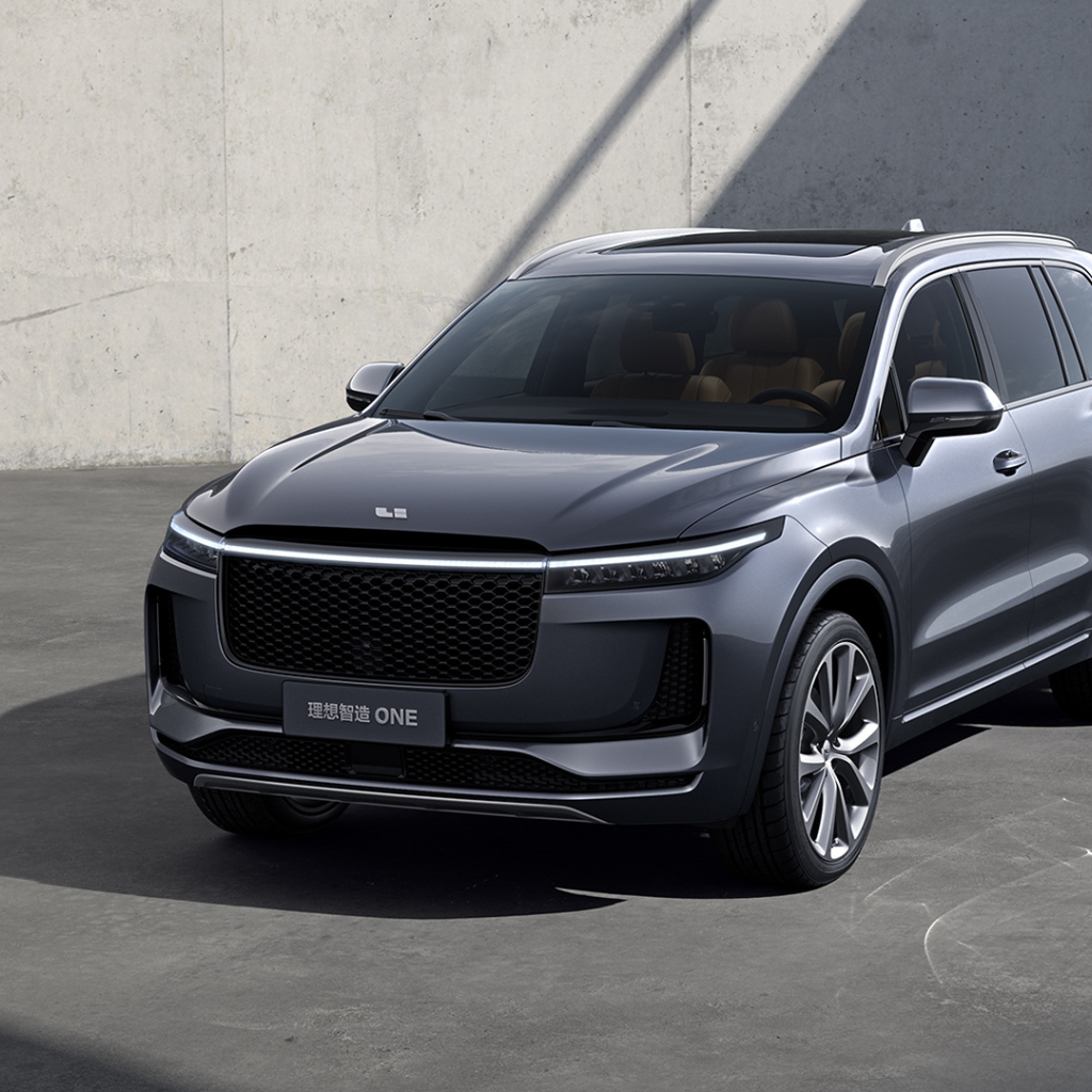 Серебристый внедорожник Lixiang ONE 2019 года