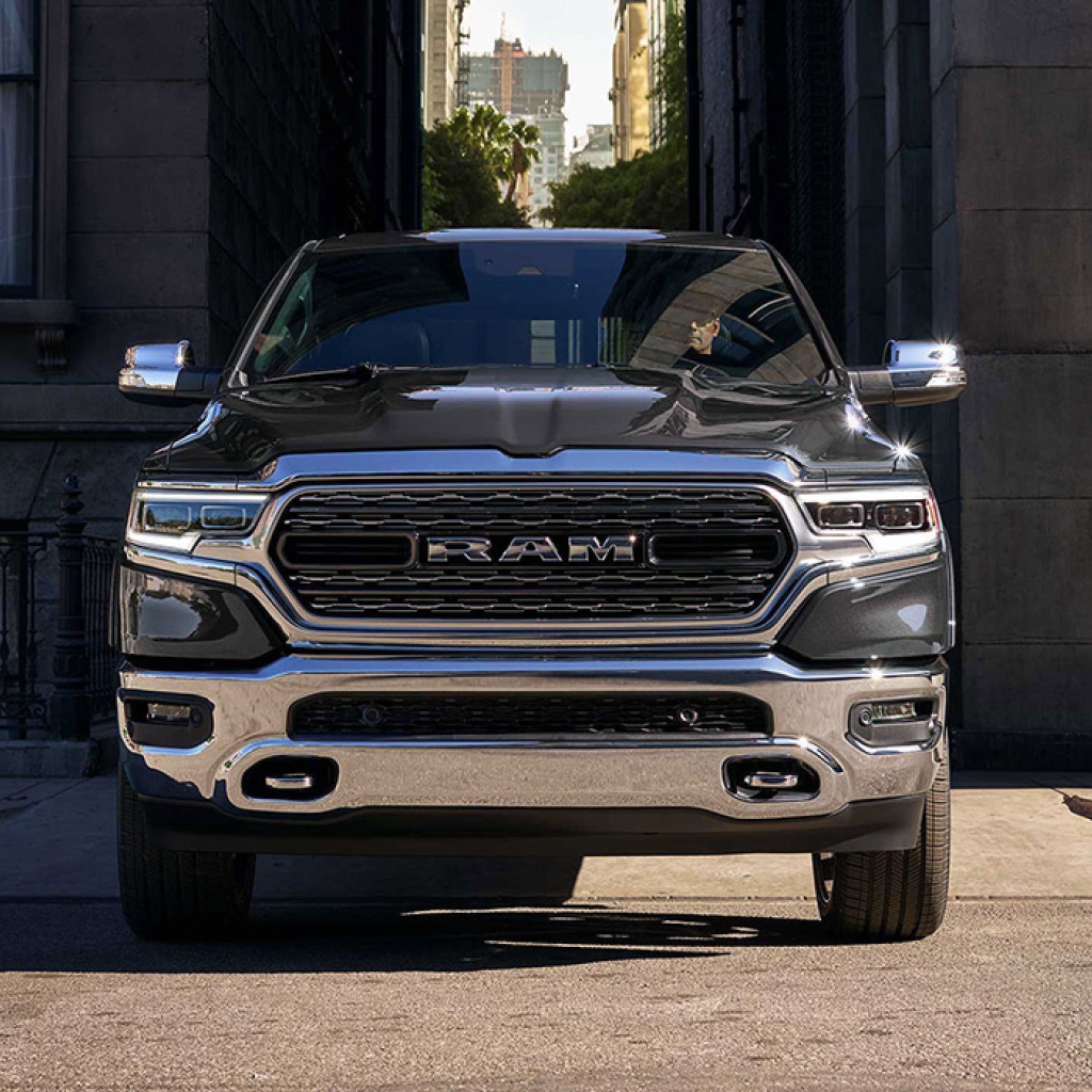 Черный внедорожник Ram 1500, 2019 года