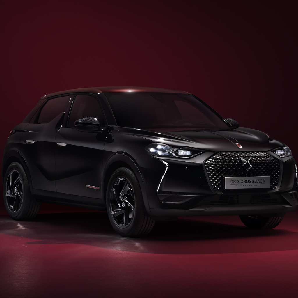 Черный стильный автомобиль DS 3  2019 года на бордовом фоне