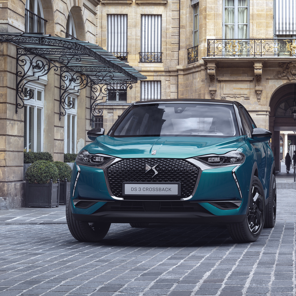 Голубой внедорожник DS 3 Crossback 2019 года на улице города