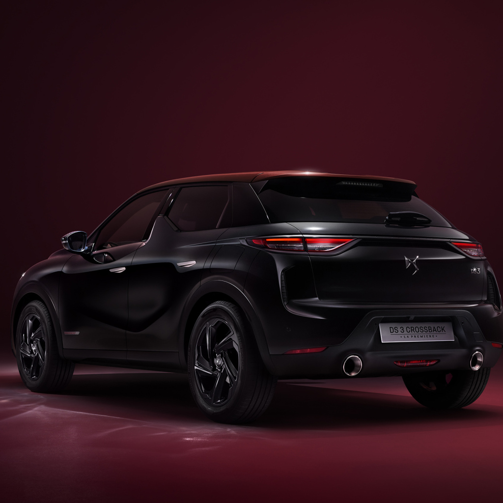 Автомобиль DS 3 Crossback La Premiere 2019 года на бордовом фоне