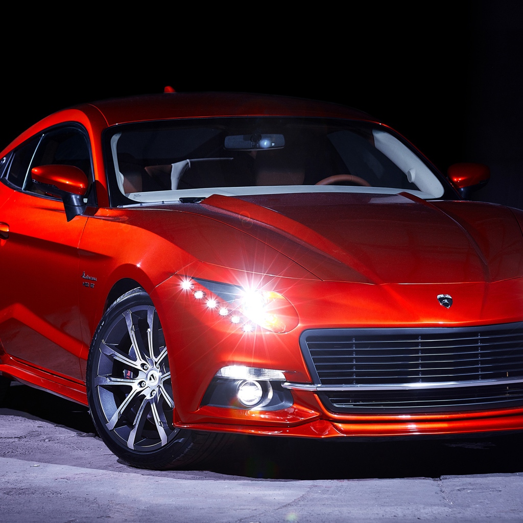 Красный автомобиль Warszawa M20 GT 2018 года с включенными фарами