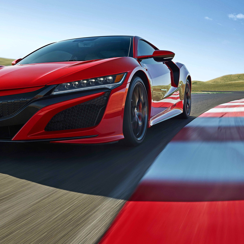 Дорогой красный автомобиль Acura NSX, 2019 на трассе