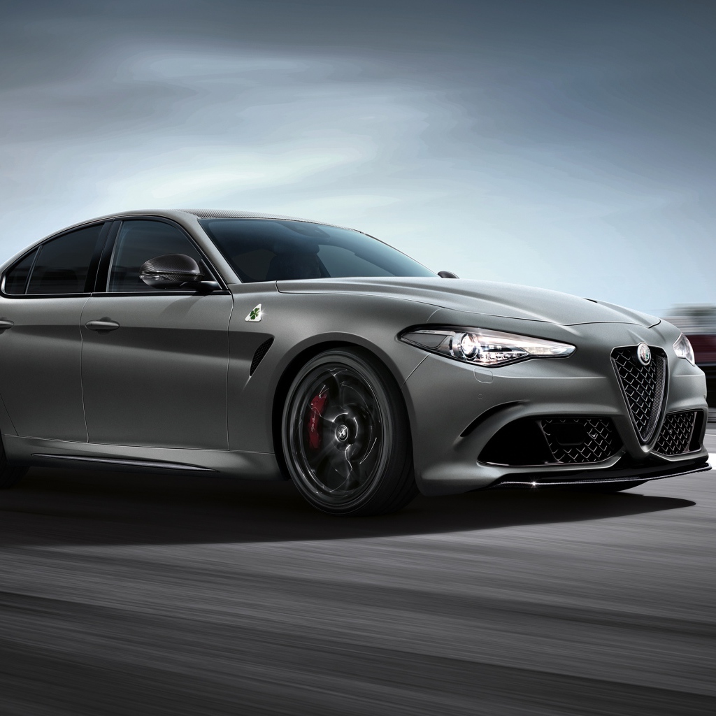 Серебристый автомобиль Alfa Romeo  Quadrifoglio Nurburgring, 2018 года на скорости