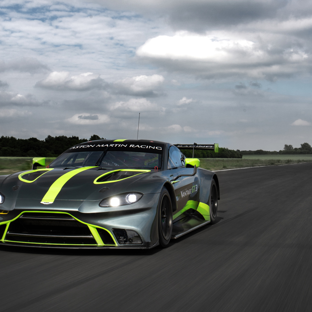 Спортивный автомобиль Aston Martin Vantage GT3, 2018 года на трассе
