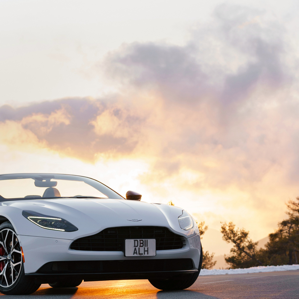 Белый автомобиль кабриолет Aston Martin DB11 V8 Volante, 2019 года