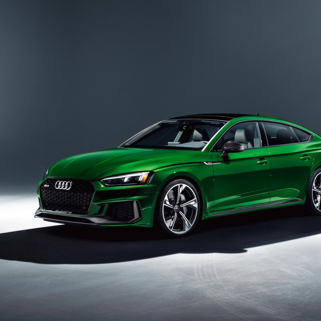 Зеленый автомобиль Audi RS5, 2019
