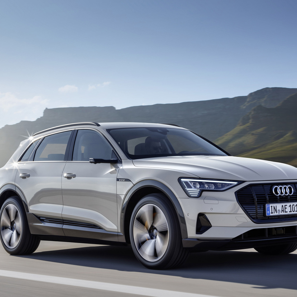Серебристый автомобиль Audi E-Tron, 2019