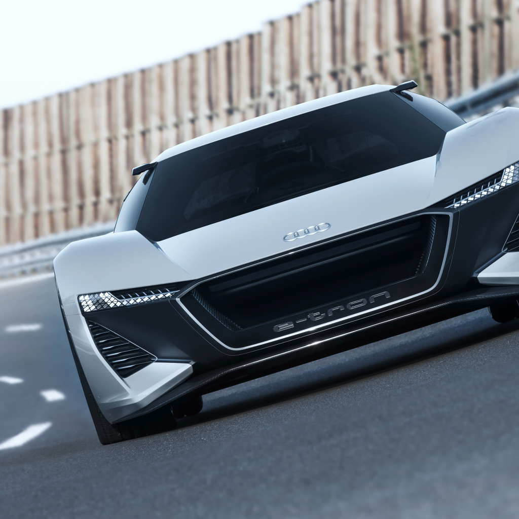 Серебристый быстрый автомобиль Audi PB 18 E-Tron