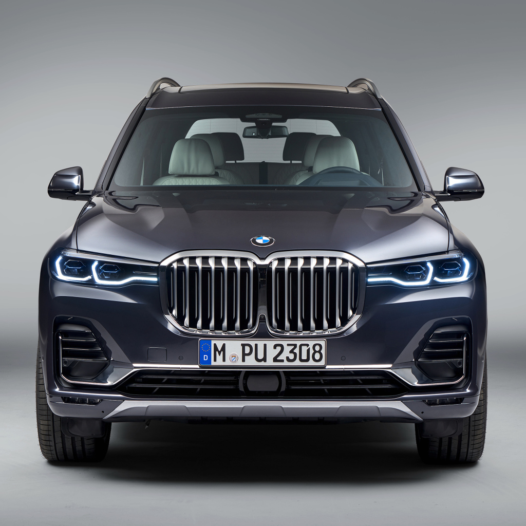 Автомобиль BMW X7  2018 года на сером фоне вид спереди