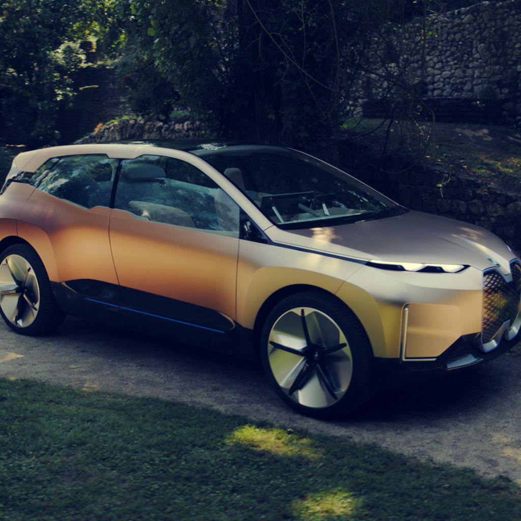 Внедорожник BMW Vision INEXT на дороге 