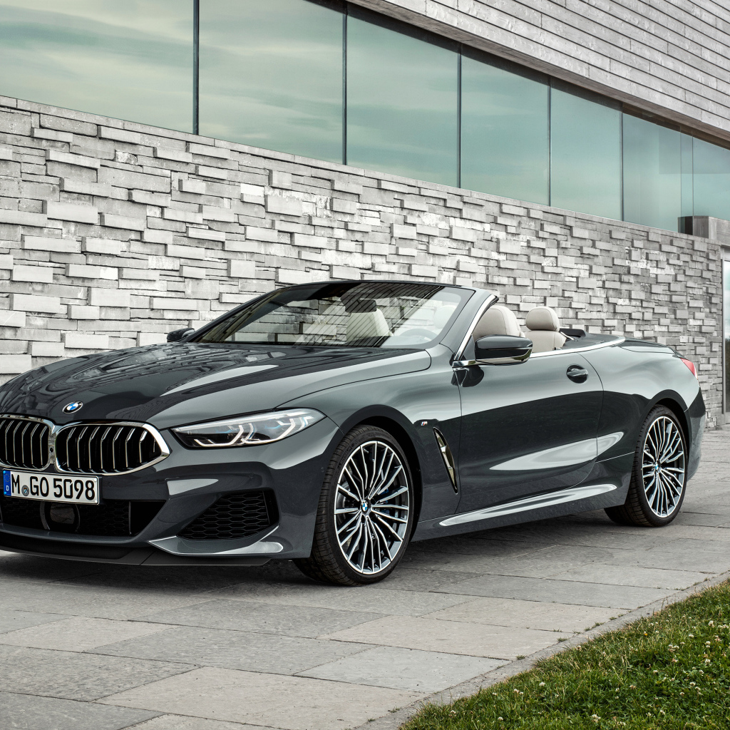 Черный кабриолет BMW M850i 2018 года