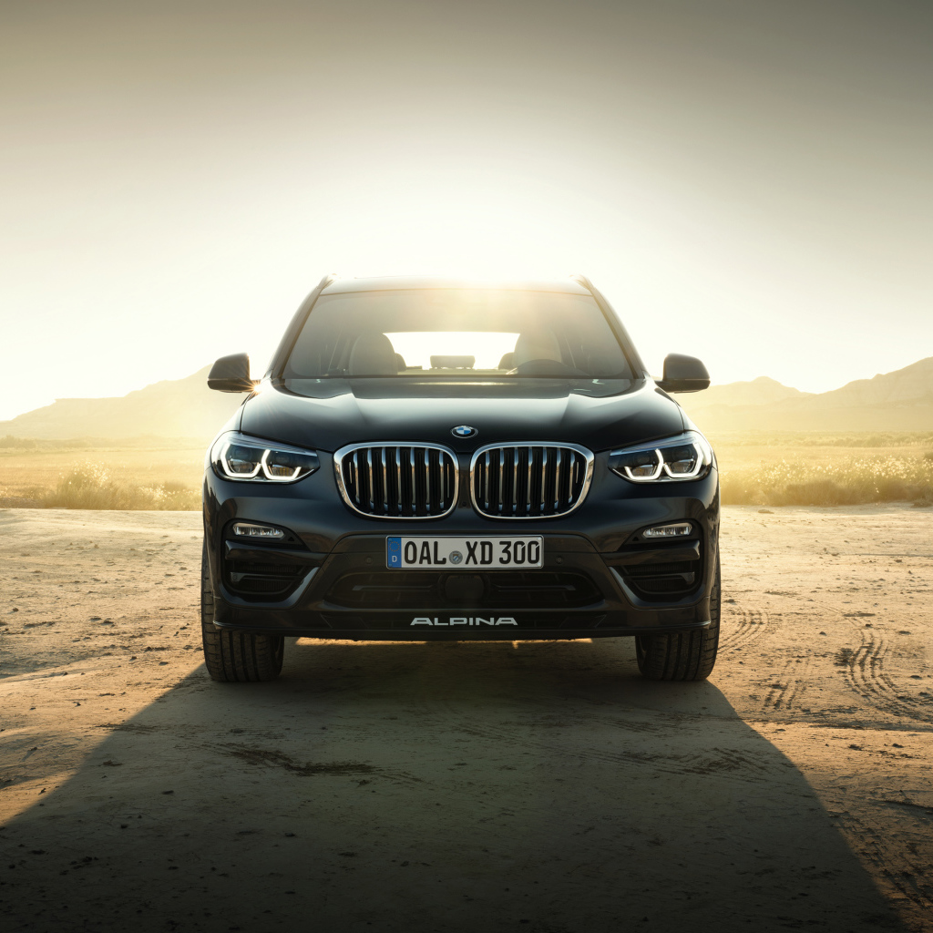 Черный стильный автомобиль BMW Alpina XD3 Allrad, 2018 на фоне солнца