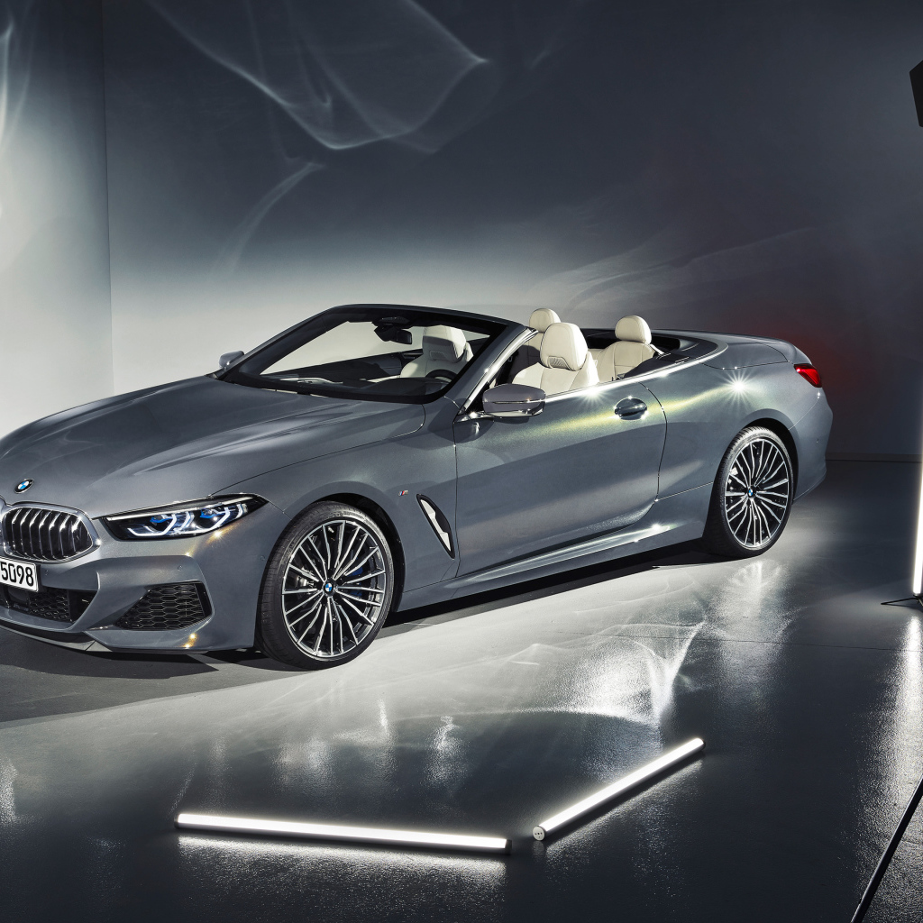 Серебристый кабриолет BMW M850i XDrive Cabrio 2018 в студии