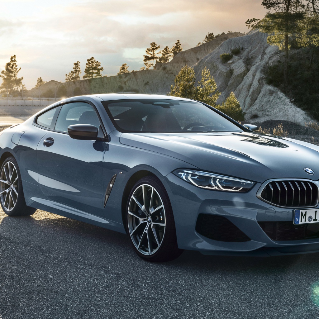 Серебристый автомобиль BMW M850i XDrive 2018