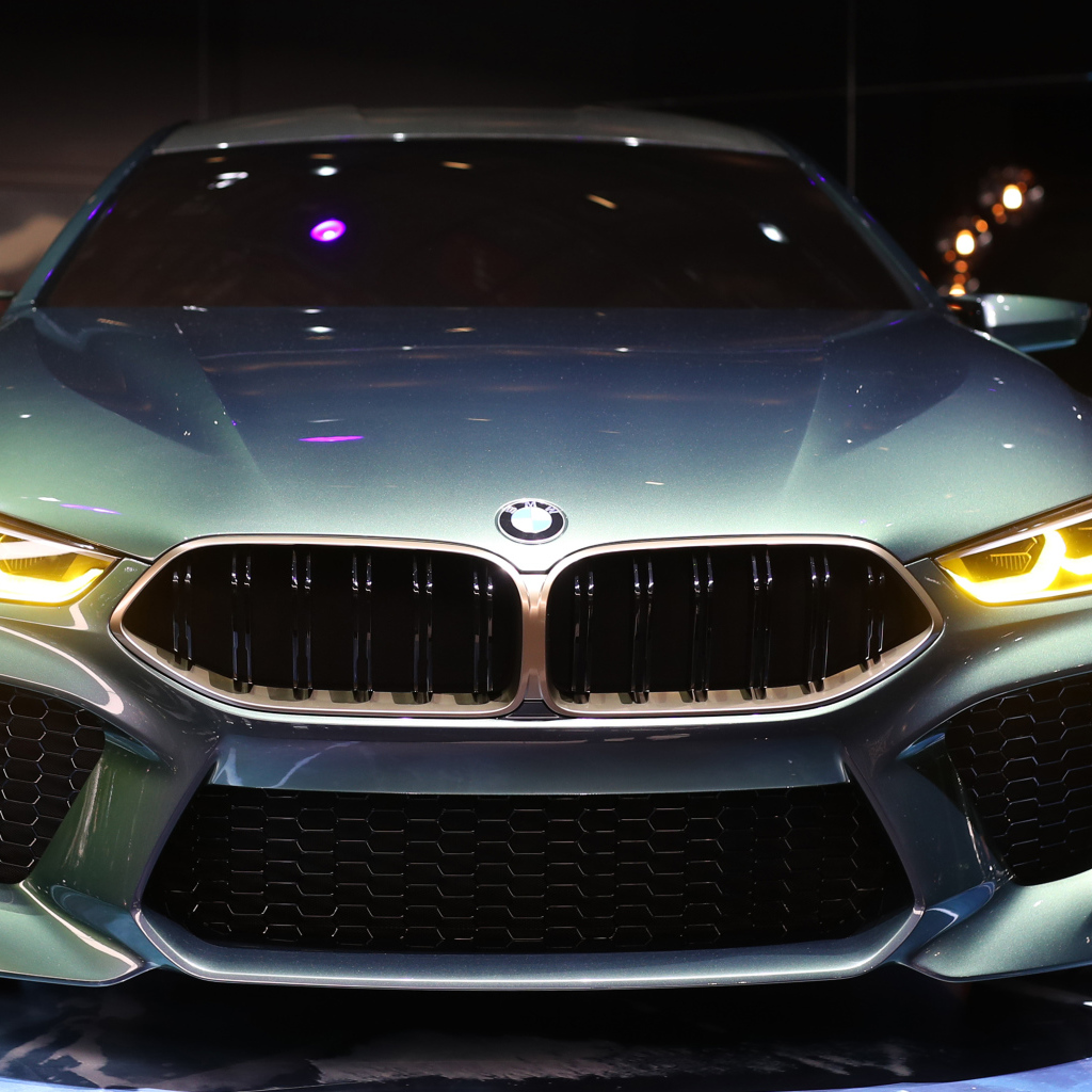 Серебристый автомобиль BMW M8 Gran Coupe, вид спереди