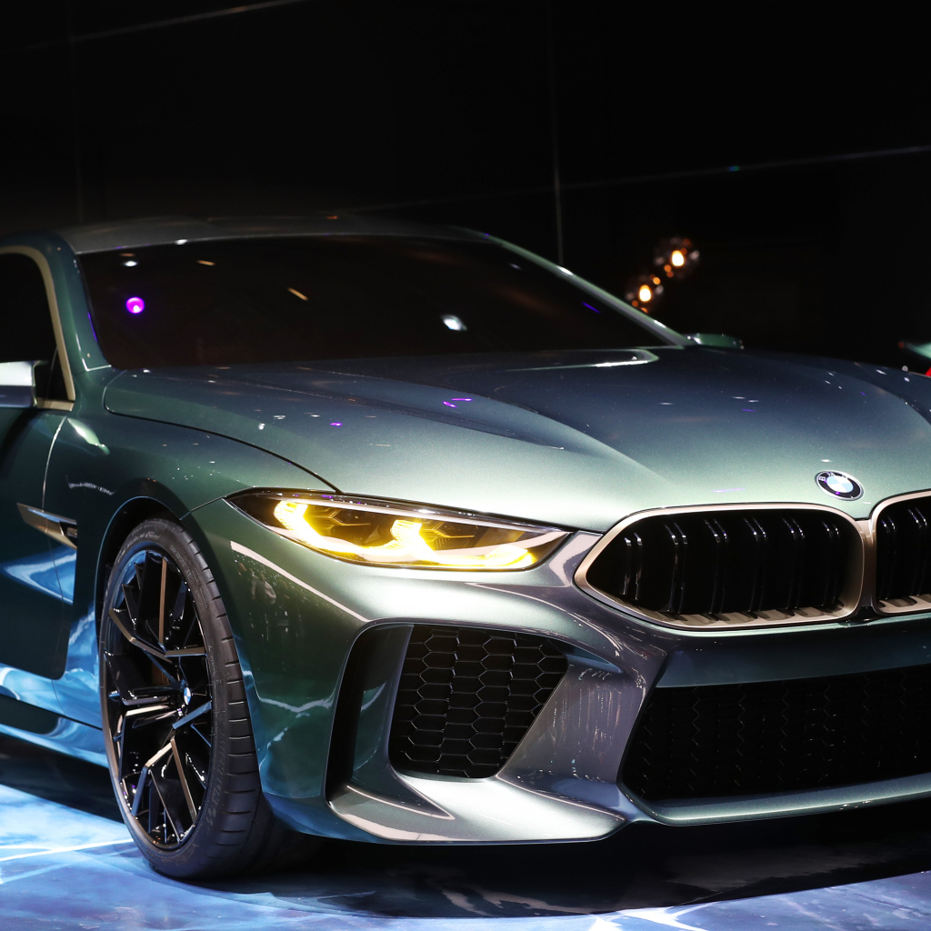 Серебристый автомобиль BMW M8 Gran Coupe в салоне