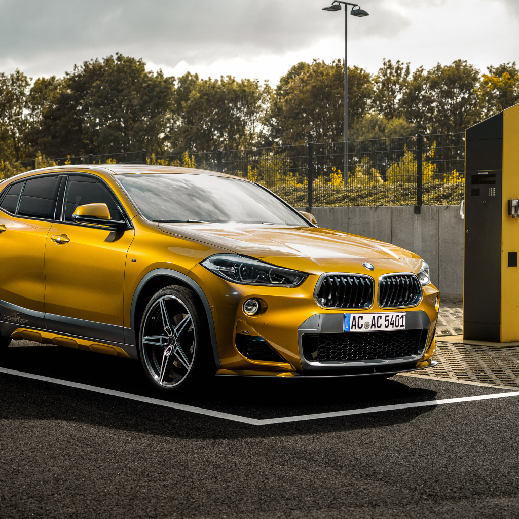 Желтый автомобиль BMW AC Schnitzer ACS2  2018 года на заправке