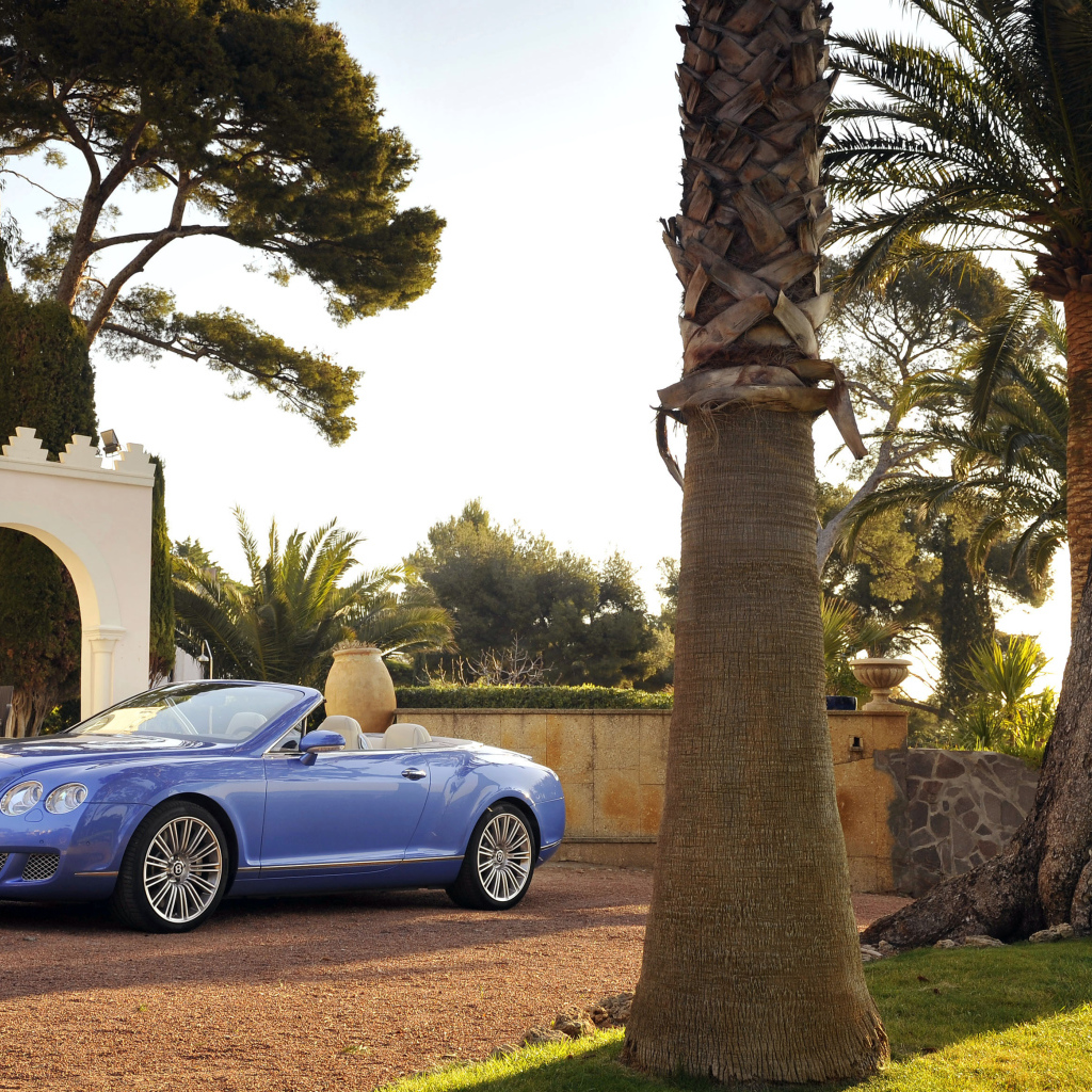 Автомобиль кабриолет Bentley Continental у дорого особняка 