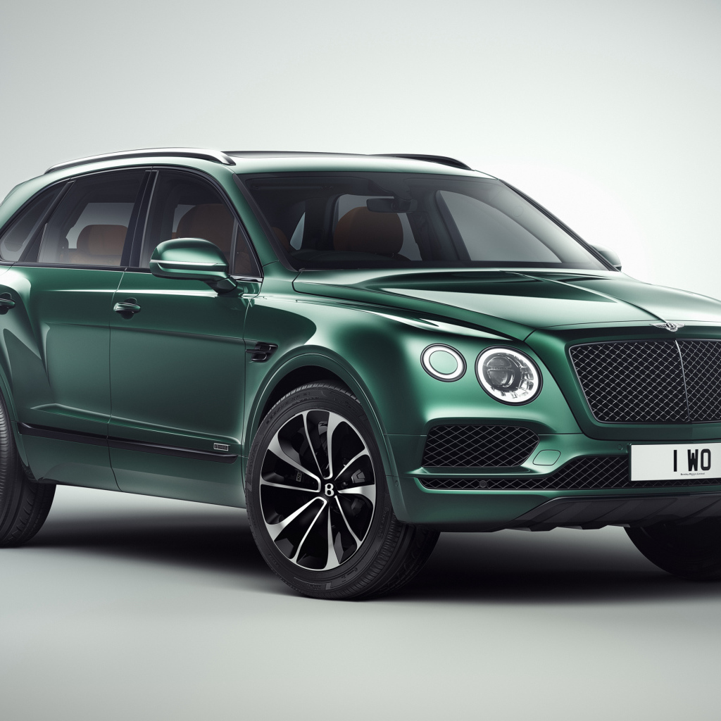 Зеленый автомобиль Bentley Bentayga 2018 года на сером фоне