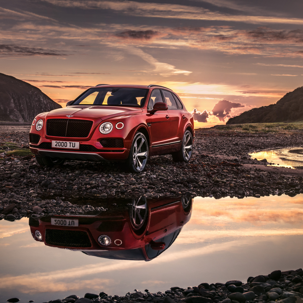 Новый красный автомобиль Bentley Bentayga V8, 2018 отражается в воде