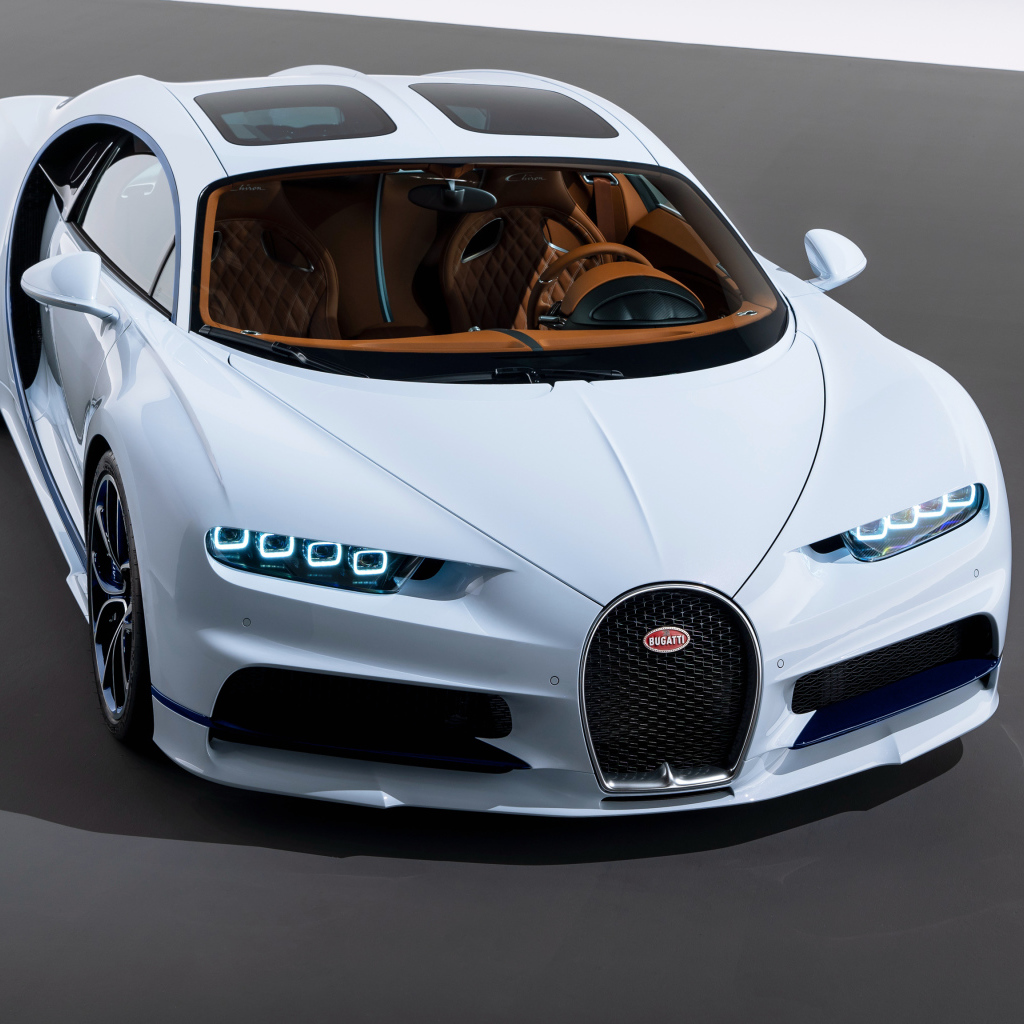 Дорогой белый автомобиль Bugatti Chiron