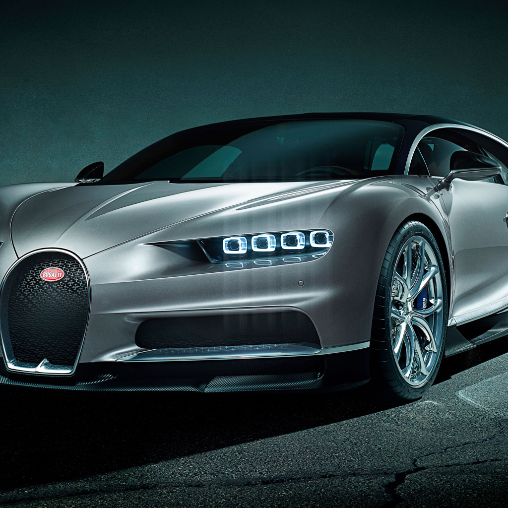 Серебристый быстрый автомобиль Bugatti Chiron, 2018